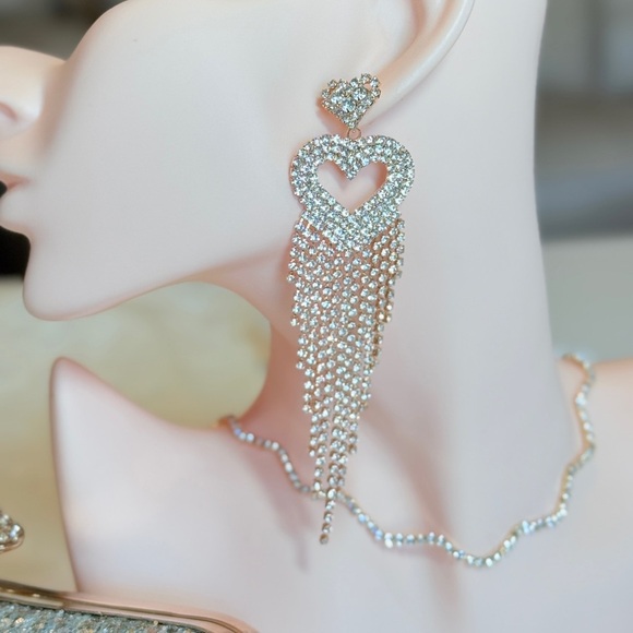 ⚜️ Classic Gold Heart Dangle Earrings - Picture 9 of 10